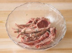 用手抓均匀后按摩3-5分钟，盖上保鲜膜腌制一小时以上；