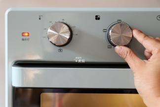 将电烤箱接通电源，选择空气炸功能；