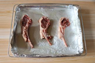 放入腌制好的羊排；