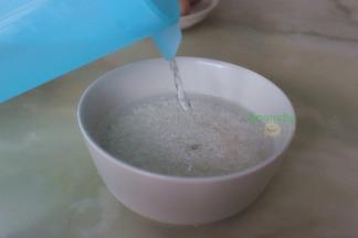 大米倒入水清洗干净，捞出，沥干水