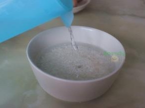 大米倒入水清洗干净，捞出，沥干水