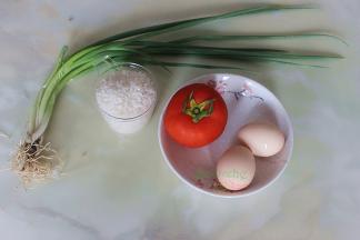 食材：西红柿1个、鸡蛋2个、大米1杯、香葱100克、油、盐适量。1杯米大约150克，2人份。