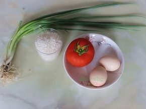 食材：西红柿1个、鸡蛋2个、大米1杯、香葱100克、油、盐适量。1杯米大约150克，2人份。