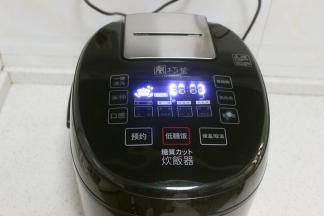 合上电饭锅，选择“低糖饭”，这个功能是巧釜电饭锅的脱糖米饭，减少糖更健康。