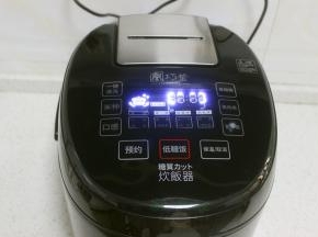 合上电饭锅，选择“低糖饭”，这个功能是巧釜电饭锅的脱糖米饭，减少糖更健康。
