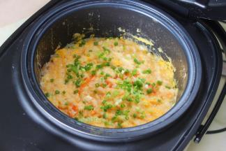 鸡蛋结块凝固，鸡蛋就熟了。这个是，放盐、油、香葱搅拌均匀，香喷喷的西红柿鸡蛋焖饭就煮好了。