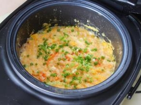 鸡蛋结块凝固，鸡蛋就熟了。这个是，放盐、油、香葱搅拌均匀，香喷喷的西红柿鸡蛋焖饭就煮好了。