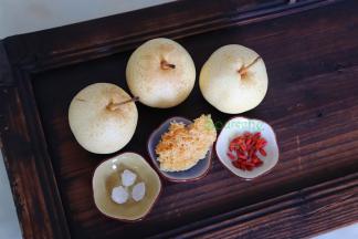 食材：秋梨、银耳、枸杞、冰糖。枸杞挑选，闻起来有淡淡的清香，手工干燥，不是粘，光泽自然。