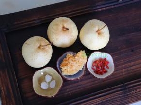 食材：秋梨、银耳、枸杞、冰糖。枸杞挑选，闻起来有淡淡的清香，手工干燥，不是粘，光泽自然。