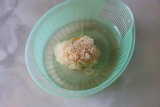 银耳用冷水浸泡，泡发好的银耳用手撕成小块。银耳的挑选，自然有光泽，颜色深且发黄发黑的银耳不能用。