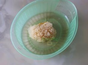 银耳用冷水浸泡，泡发好的银耳用手撕成小块。银耳的挑选，自然有光泽，颜色深且发黄发黑的银耳不能用。