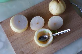 秋梨清洗干净，离秋梨蒂五分之一处切开，用不锈钢勺子，把秋梨的核去掉，秋梨肉也挖出来。关于秋梨的挑选，外皮光滑，无发黑发黄，秋梨蒂要青绿色，如果秋梨蒂干了，说明秋梨放了很久，容易坏。