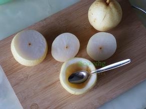 秋梨清洗干净，离秋梨蒂五分之一处切开，用不锈钢勺子，把秋梨的核去掉，秋梨肉也挖出来。关于秋梨的挑选，外皮光滑，无发黑发黄，秋梨蒂要青绿色，如果秋梨蒂干了，说明秋梨放了很久，容易坏。