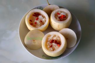 枸杞洗净沥干水、银耳沥干水、冰糖等所有食材准备好，分别放入秋梨盅，然后把秋梨肉加入。