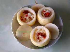 枸杞洗净沥干水、银耳沥干水、冰糖等所有食材准备好，分别放入秋梨盅，然后把秋梨肉加入。