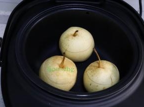 然后盖上秋梨的盖子（刚刚切块秋梨蒂的这一半），电饭锅的底部是平稳的，不需要用牙签就能把秋梨的盖子盖的牢固。