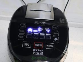 上电饭锅盖子，按营养蒸，时间约20分钟，蒸熟的秋梨盅，外皮颜色变深，吃的时候皮也很好吃。我用的是巧釜脱糖电饭锅，营养蒸，这个功能蒸出来秋梨软香，味美，营养高。