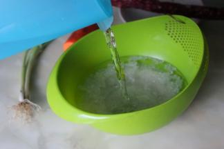 大米用清水清洗干净，捞出，沥干水。大米的挑选技巧，粒粒饱满，不发黑不发黄，闻起来有淡淡的稻米香