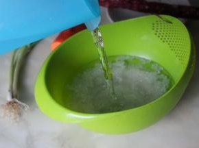 大米用清水清洗干净，捞出，沥干水。大米的挑选技巧，粒粒饱满，不发黑不发黄，闻起来有淡淡的稻米香