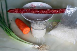 准备食材：大米、香肠、胡萝卜、香葱、盐、油。