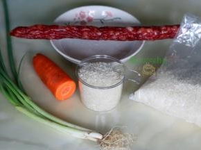 准备食材：大米、香肠、胡萝卜、香葱、盐、油。