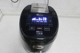 巧釜脱糖电饭锅通电之后，选择大米的种类、米饭的口感，选择低糖饭，会自动循环脱糖，时间约50分钟。