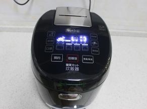巧釜脱糖电饭锅通电之后，选择大米的种类、米饭的口感，选择低糖饭，会自动循环脱糖，时间约50分钟。