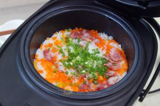 饭煮熟之后，会自动保温，取消保温焖5分钟，开盖，放香葱、盐、油拌均，又香又软，阵阵飘香，实在太好吃了。