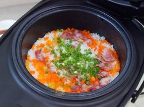 饭煮熟之后，会自动保温，取消保温焖5分钟，开盖，放香葱、盐、油拌均，又香又软，阵阵飘香，实在太好吃了。
