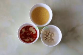 小米、莲子、枸杞，分别洗净，其中莲子如果有莲子芯的要取出，糊影响口感，莲子芯是苦味。