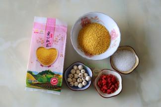 金龙鱼爱心桃花小米、莲子、枸杞、白砂糖。