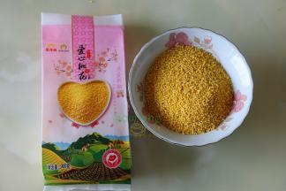 挑选小米技巧，金龙鱼爱心桃花小米：外观粒大饱满，色泽金黄；口感味醇清香，熬粥米油 厚，米香浓郁，属于优质的小米。还具有安心养神，美容养颜的功效哦。