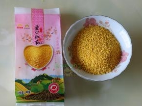 挑选小米技巧，金龙鱼爱心桃花小米：外观粒大饱满，色泽金黄；口感味醇清香，熬粥米油 厚，米香浓郁，属于优质的小米。还具有安心养神，美容养颜的功效哦。