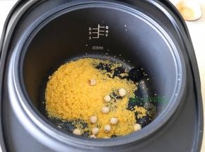 洗净的小米、莲子、枸杞放入锅里，倒入适量的水；