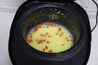 煮好的粥，开盖之后放入白砂糖，搅拌至糖溶解即可。