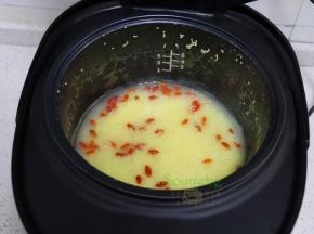 煮好的粥，开盖之后放入白砂糖，搅拌至糖溶解即可。