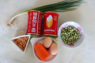 金龙鱼小鲜米、鸡蛋、胡萝卜、青豆、虾皮、葱、猪油、盐、酱油。