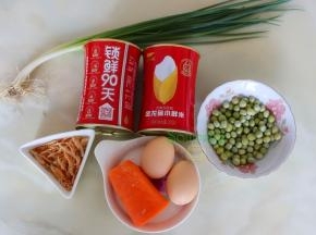 金龙鱼小鲜米、鸡蛋、胡萝卜、青豆、虾皮、葱、猪油、盐、酱油。
