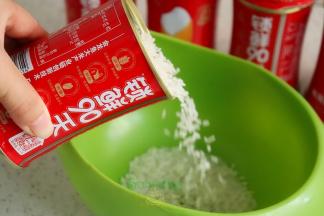 金龙鱼小鲜米倒入淘米盆，用清洗清洗二遍。开罐之后能闻到阵阵大米的清香，粒粒饱满，自然的光泽。