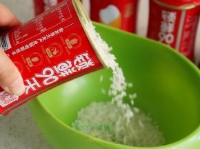 金龙鱼小鲜米倒入淘米盆，用清洗清洗二遍。开罐之后能闻到阵阵大米的清香，粒粒饱满，自然的光泽。