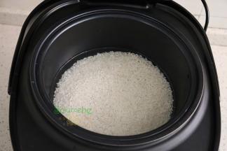 把清洗好大米放入电饭锅，倒入适量的水，