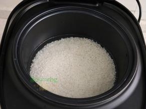 把清洗好大米放入电饭锅，倒入适量的水，
