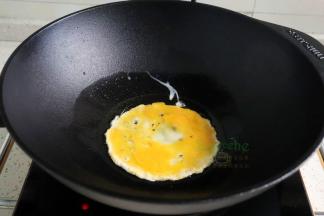 锅里倒入适量的油，倒入鸡蛋炒翻炒凝固出锅。