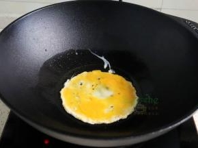 锅里倒入适量的油，倒入鸡蛋炒翻炒凝固出锅。
