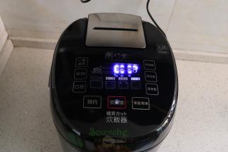 按低糖饭，约45分钟就煮好，如果普通的电饭锅，按煲饭即可。