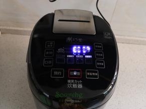 按低糖饭，约45分钟就煮好，如果普通的电饭锅，按煲饭即可。