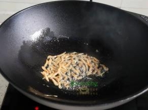 虾皮洗净倒入锅里小火煸香，出锅。