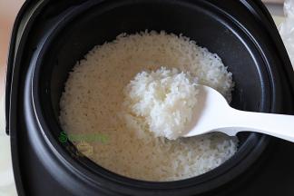 煮熟的米饭，焖5分钟之后开盖松散，这时候的米饭非常香，用一个保鲜盒装好放凉，然后放入冰箱冷藏至米饭不粘手。