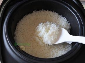 煮熟的米饭，焖5分钟之后开盖松散，这时候的米饭非常香，用一个保鲜盒装好放凉，然后放入冰箱冷藏至米饭不粘手。