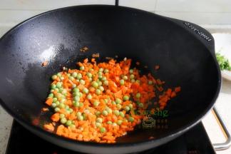 胡萝卜去皮，洗净切粒，青菜洗净，烧热锅倒入爆炒八成熟。